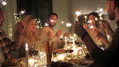 Concepto-De-Vacaciones-Y-Celebración.-Amigos-Felices-Cenando-En-Casa-Y-Comiendo-En-Navidad.